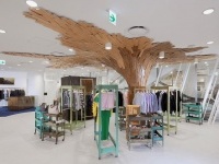 Focus: Una tettoia o un albero?  - Oltre 9.000 placche irregolari in legno formano l'installazione dell'architetto Paul Coudamy per il brand di Rey Kawakubo