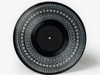 History: La storia del vinile - L'emblema del secolo scorso era caduto in disuso soppiantato dal digitale. Una pausa temporanea, prima di ritornare ad essere il preferito di maniaci del vintage e designer spericolati