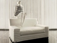 fashion: Il divano-piumino di Moncler -   Un pezzo unico elaborato per la Design Week reinterpreta il classico trapuntato per una scultura-sofa'