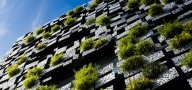 In & Out: La facciata organica di Kengo Kuma - Un suggestivo scontro di forze naturali e artificiali a confermare la grande sensibilita' dell'architetto giapponese per il rapporto tra ambiente e architettura
