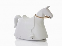 Altro: Rocky, cavallo a dondolo pop -   Ricorda allo stesso tempo i cavalli delle giostre medievali l'ultima creazione di Marc Newson