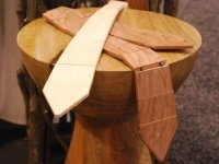 Mono: La cravatta di legno vintage-cool - Da una startup californiana l'idea semplice e retro' di una cravatta in legno riciclato, fatta di tasselli di dimensioni differenti legati da un elastico