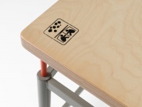 Mono: Un banco di scuola a prova di sisma - Creato da due studenti di design industriale, Arthur Brutter e Ido Bruno, resiste al terremoto, ma e' anche un tavolo funzionale