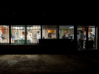 Mono: Il ristorante sociale in una cascina urbana -   Arredato secondo i principi del recupero e della promozione dei prodotti locali, 