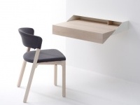 Mono: La scatola che diventa scrivania -   Dagli israeliani Raw Edges, un'idea elegante per ottenere un piano d'appoggio in uno spazio molto ristretto