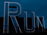 Mono: Tre lettere luminose nella notte di Londra olimpica - Compongono la parola 