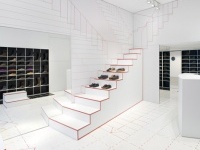 Mono: Le scale verso l'infinito dello store Camper di Lione -   Makkink & Bey interpreta il dna del brand spagnolo in un gioco ottico tra minimalismo e grafica