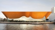 Strutture: L'auditorium che si apre sul Mare del Nord - Il suggestivo progetto di uno studio finlandese include uno spettacolare muro ondulato a sbalzo