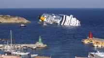 Varie: Costa Concordia: la rimozione del relitto inizia a maggio  - La nave sara' recuperata intera da un consorzio italo-americano e rimorchiata in un cantiere per la demolizione