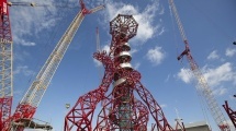 strutture: Inaugurata la torre di Anish Kapoor per Londra 2012  -   Orbit, la controversa struttura progettata insieme all'ingegnere Cecil Balmond, e' ora completa