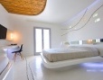 Interni: Un'interpretazione moderna dell'architettura delle Cicladi - Klab Architecture ha rinnovato 13 stanze dell'hotel Andronikos di Mykonos, in fase di completa ristrutturazione, secondo i principi di purezza, semplicita', fluidita'