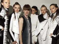 Recall: Gareth Pugh, il designer visionario  - Sperimentazione di tessuti e sculture sagomate indossabili: la distorsione del corpo umano
