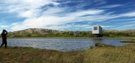 Spotlight: Una residenza d'artista a picco sulle acque - Dallo studio norvegese Saunders, una micro unita' abitativa su un'isola canadese, ispirata a forme astratte e a picco sull'acqua 